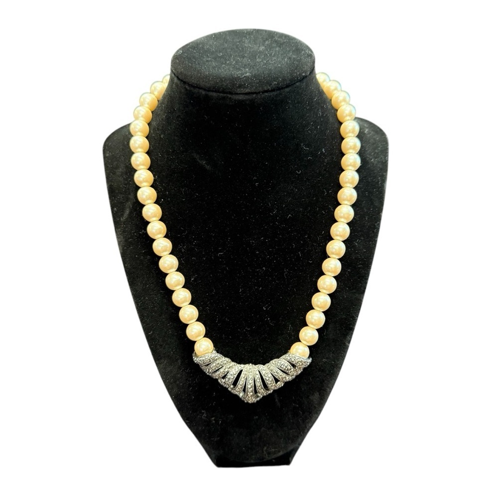 Avon “Classic Drama” Necklace with Decorative silver Centerpiece NIB vintage